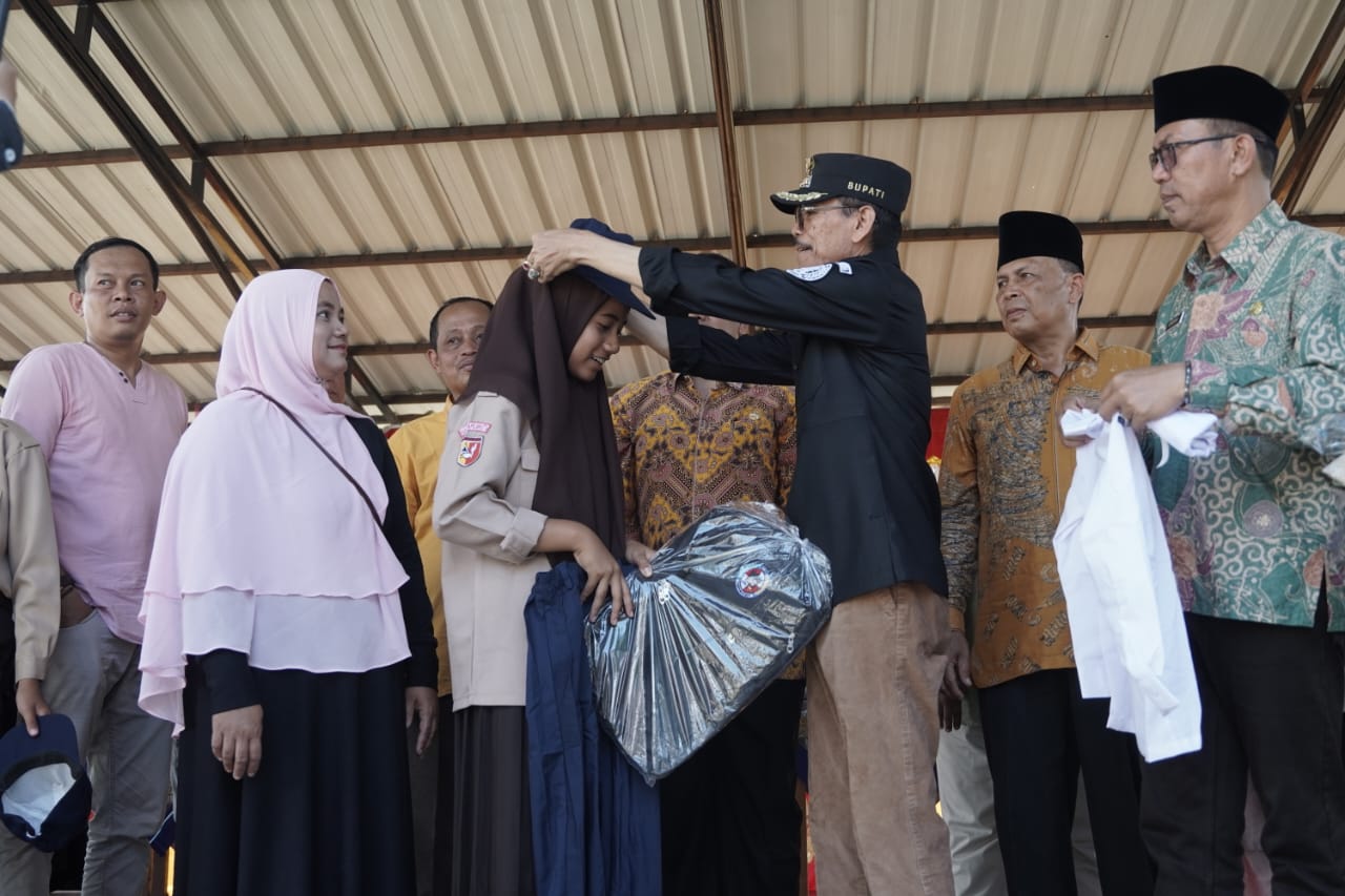 Bupati Limapuluh Kota, Safaruddin Dt. Bandaro Rajo secara simbolis serahkan bantuan sekolah gratis, Sabtu (12/8/2023) di halaman SMPN 1 Kecamatan Payakumbuh. 